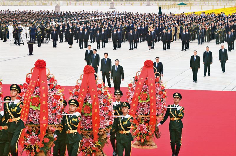 2021年9月30日上午，黨和國家領(lǐng)導(dǎo)人習(xí)近平、李克強、栗戰(zhàn)書、汪洋、王滬寧、趙樂際、韓正、王岐山等來到北京天安門廣場，出席烈士紀(jì)念日向人民英雄敬獻(xiàn)花籃儀式。 新華社記者 張領(lǐng)/攝