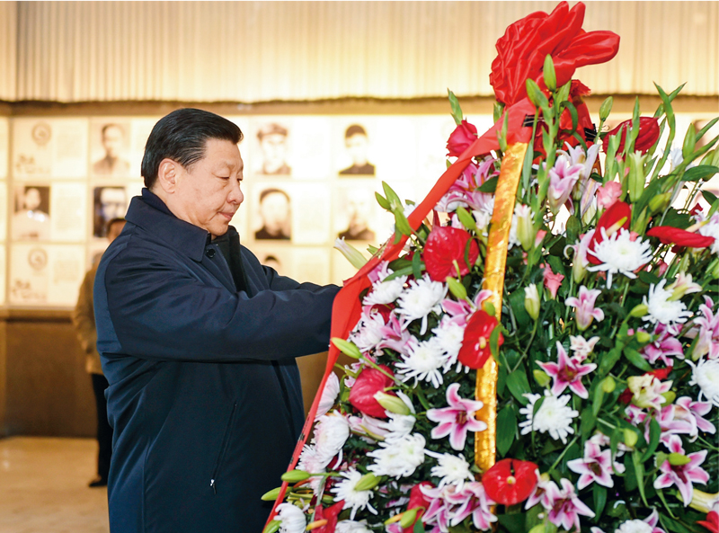 2016年2月1日至3日，中共中央總書記、國家主席、中央軍委主席習(xí)近平來到江西，看望慰問廣大干部群眾和駐贛部隊。這是2月2日，習(xí)近平在井岡山革命烈士陵園向革命烈士敬獻(xiàn)花籃。 新華社記者 謝環(huán)馳/攝