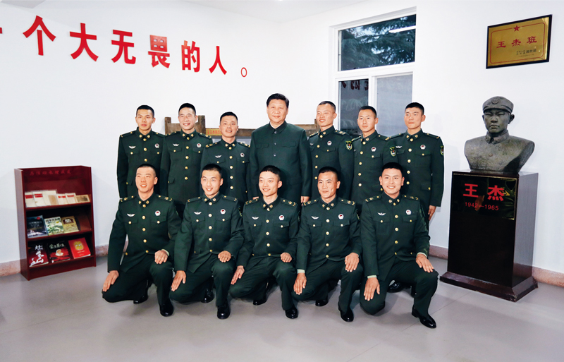 2017年12月13日，中共中央總書記、國家主席、中央軍委主席習(xí)近平到第71集團(tuán)軍視察。這是習(xí)近平同“王杰班”戰(zhàn)士合影。 新華社記者 李剛/攝