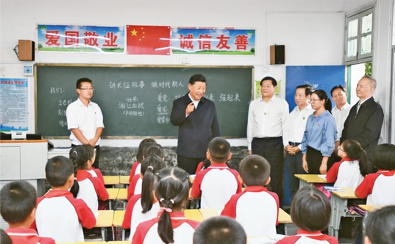 2020年9月16日至18日，中共中央總書記、國家主席、中央軍委主席習(xí)近平在湖南考察。這是16日下午，習(xí)近平在郴州市汝城縣文明瑤族鄉(xiāng)第一片小學(xué)，同正在上思政課的同學(xué)們親切交流。 新華社記者 謝環(huán)馳/攝
