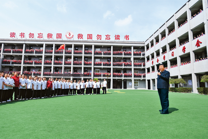 2021年9月13日至14日，中共中央總書記、國家主席、中央軍委主席習(xí)近平在陜西省榆林市考察。這是14日上午，習(xí)近平在綏德實驗中學(xué)考察時，同師生親切交流。 新華社記者 謝環(huán)馳/攝